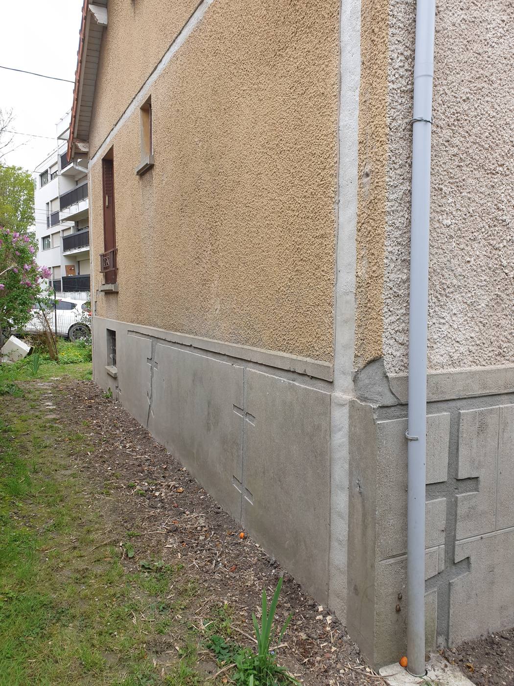 Angle de façade et soubassement d’un pavillon repris par NTR avant application de l’enduit de finition