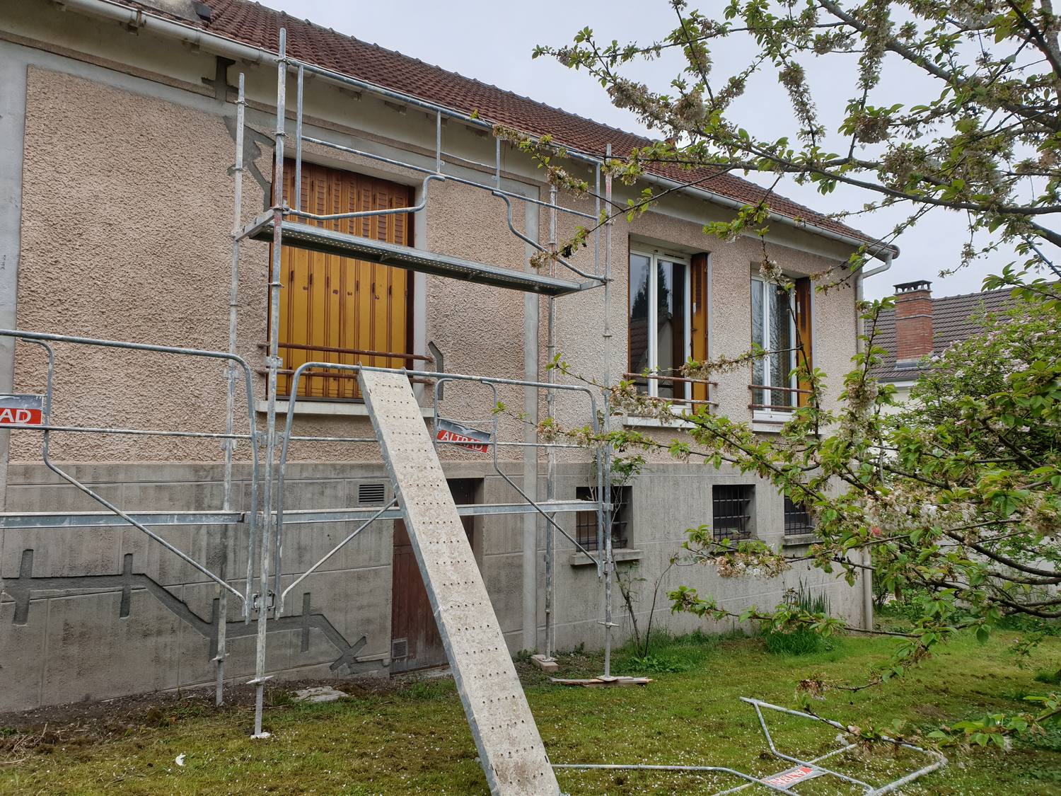 Vue d’ensemble d’un chantier de ravalement NTR : fissures traitées, façade prête à recevoir l’enduit